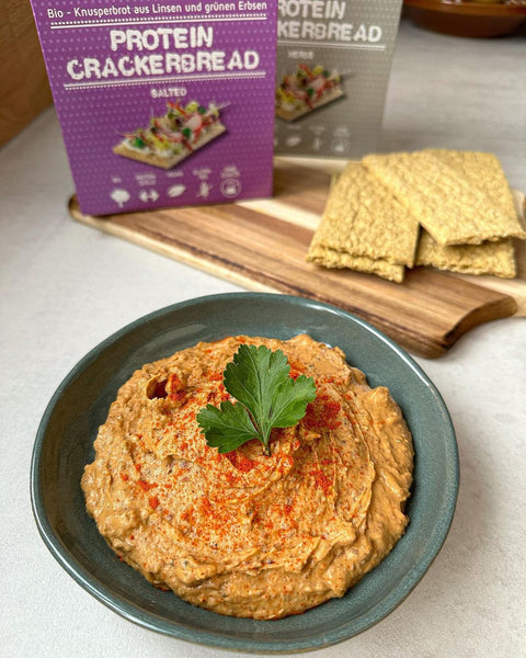 Käferbohnenaufstirch Lptauer Style mit Natural Crucnhy Protein Crackerbread
